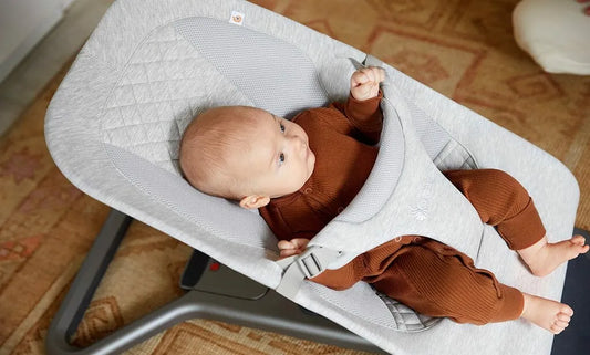 Est-ce bien de mettre bébé dans un transat ? Guide complet pour comprendre les avantages et les précautions