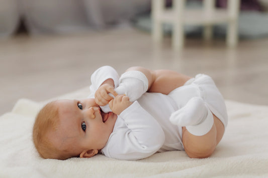 À quel âge met-on un bébé dans le transat ? Guide complet par tranche d’âge