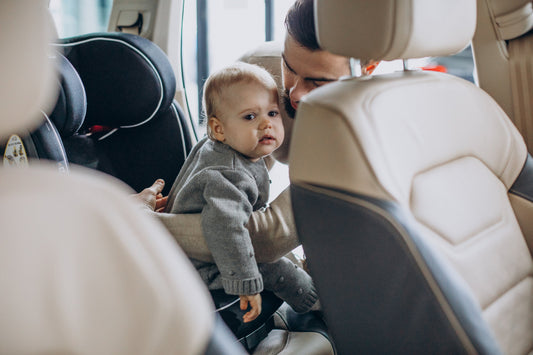 Voyager en voiture avec bébé : 7 conseils pour des trajets sereins en famille