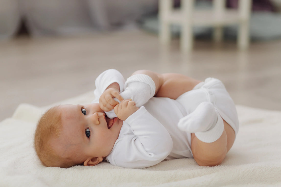 À quel âge met-on un bébé dans le transat ? Guide complet par tranche d’âge